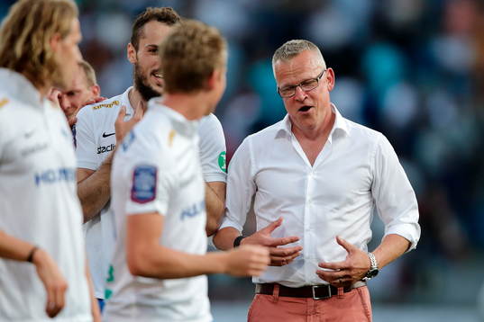 Norrköpings tränare Jan Andersson firar med sitt lag