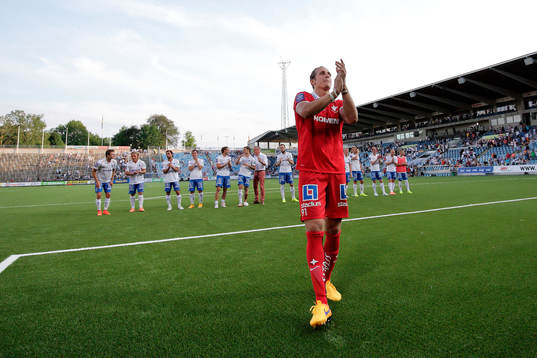 Norrköpings målvakt David Mitov Nilsson, med sitt lag