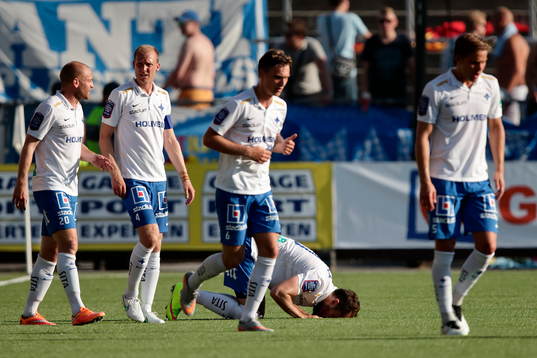Norrköpings Emir Kujovic kysser gräset