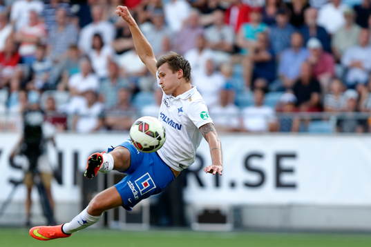 Norrköpings Arnor Ingvi Traustason testar skott mot mål