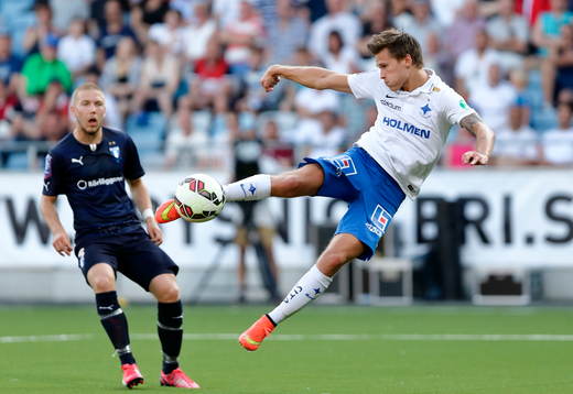 Norrköpings Arnor Ingvi Traustason testar skott mot mål