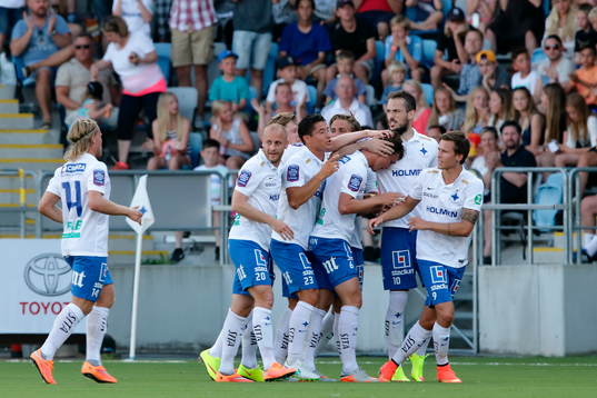 Norrköpings Emir Kujovic med flera kramar om Linus