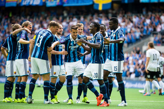 Djurgårdens Sam Johnson ser glad ut och firar med