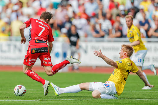 Elfsborgs Marcus Rohdén blir fälld utav Falkenbergs Dan