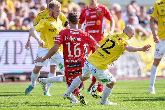 Elfsborgs Viktor Claesson blir fälld i straffområdet utav