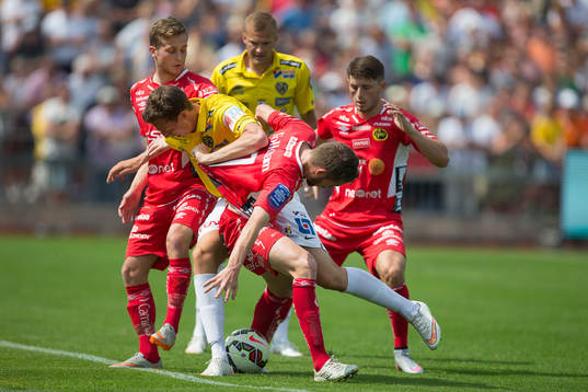 Falkenbergs Adam Eriksson (i gult närmast i bild) och
