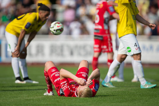 Elfsborgs Per Frick ligger på marken och deppar