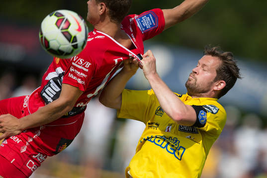 Falkenbergs David Svensson drar en Elfsborgs spelare i