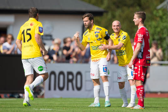 Falkenbergs Stefan Rodevåg (med ryggen i bild),