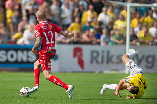 Elfsborgs Sebastian Holmèn har vunnit bollen från
