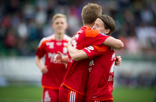 IFK Göteborgs Mikael Boman gör 0-1 målet, kramas av IFK
