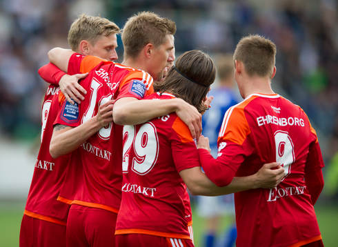 IFK Göteborgs Mikael Boman gör 0-1 målet, kramas av IFK