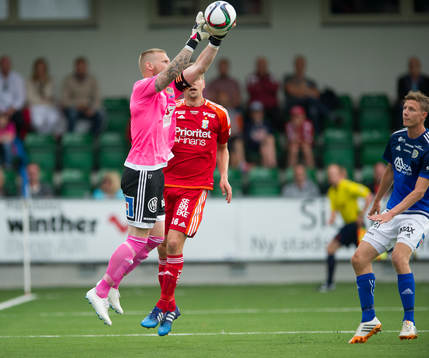 Sundsvalls målvakt Tommy Naurin  räddar skott