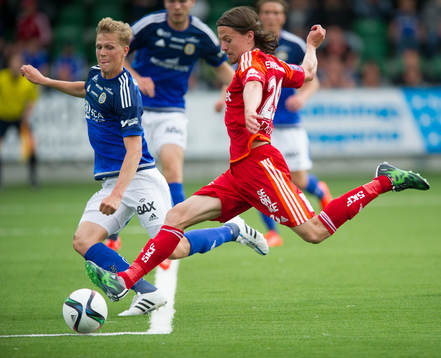 IFK Göteborgs Lasse Vibe i närkamp mot Sundsvalls Joakim