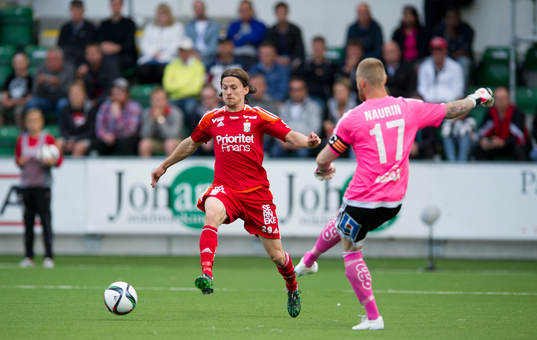 IFK Göteborgs Lasse Vibe försöker ta bollen av