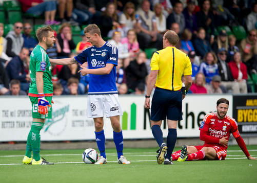 Sundsvalls Johan Eklund diskuterar med IFK Göteborgs