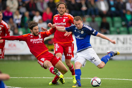 Sundsvalls Rúnar Már Sigurjónsson skjuter förbi IFK