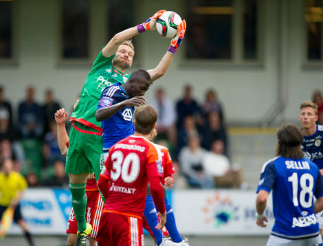 IFK Göteborgs målvakt John Alvbåge räddar hörna