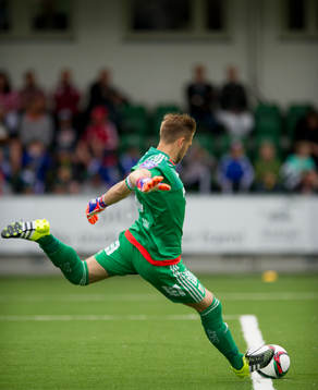 IFK Göteborgs målvakt John Alvbåge gör utspark