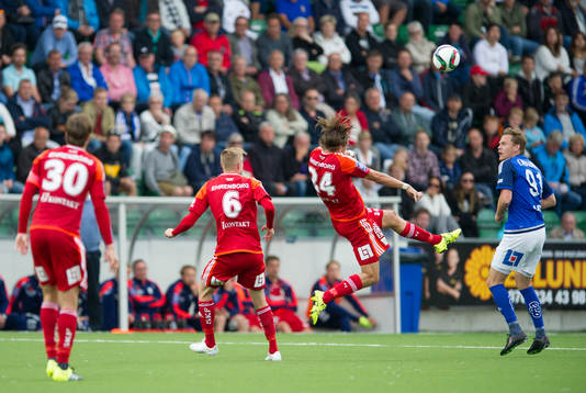 IFK Göteborgs Tom Pettersson nickar bort bollen