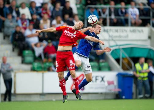 IFK Göteborgs Tom Pettersson i nickduell mot Sundsvalls