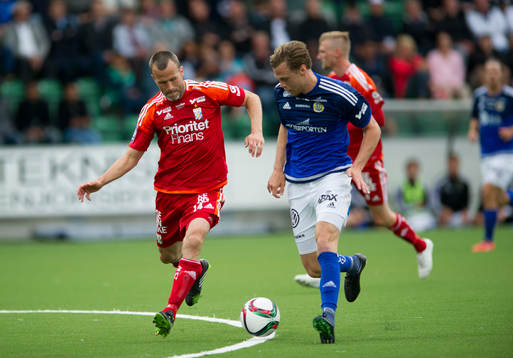 IFK Göteborgs Hjalmar Jonsson i närkamp mot Sundsvalls