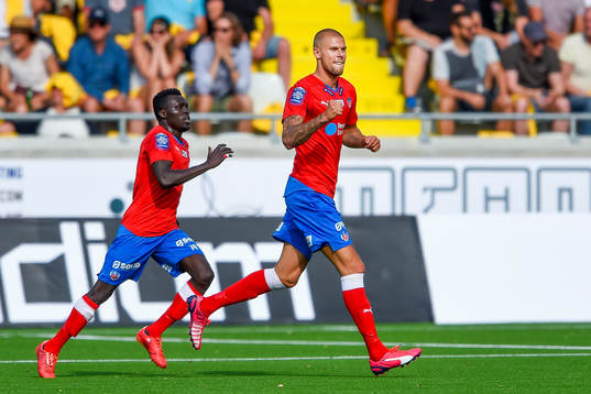 Helsingborgs Lalawélé Atakora  och Robin Simovic firar