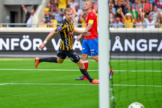 Häckens Simon Gustafson ser bollen passera mållinjen