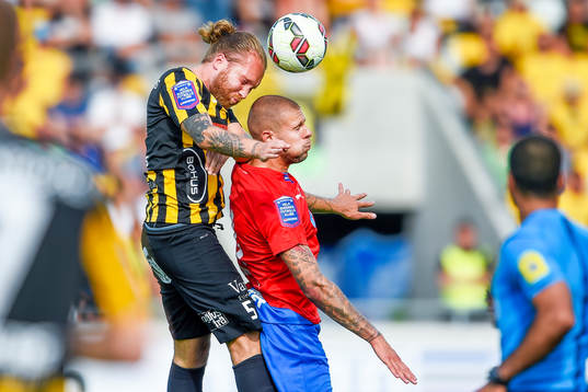 Häckens Emil Wahlström och Helsingborgs Robin Simovic