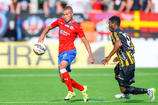 Helsingborgs Jordan Larsson och Häckens Mohammed Abubakari