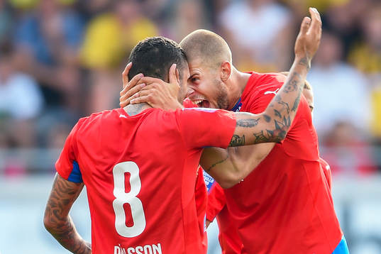 Helsingborgs Victor Palsson och Robin Simovic firar