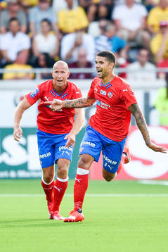 Helsingborgs Mattias Lindström och Victor Palsson firar