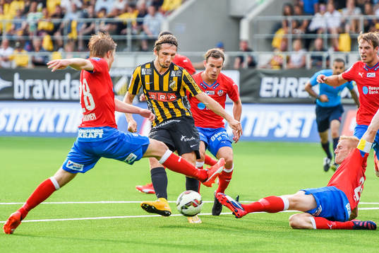 Helsingborgs Robin Simovic provar skott förbi täckande