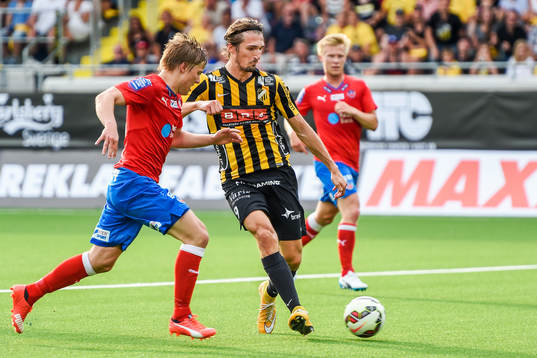 Häckens Dardan Rexhepi provar skott