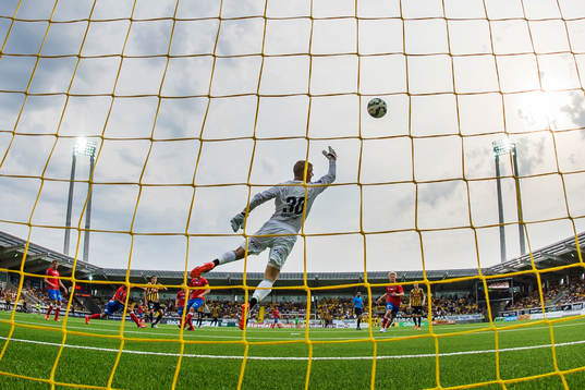 Häckens Alexander Jeremejeff gör 3-2 bakom Helsingborgs