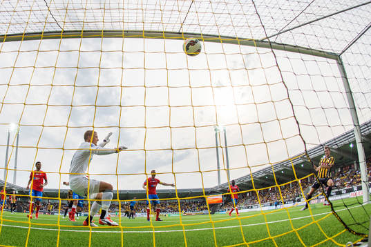 Häckens Jasmin Sudic gör 2-2 bakom Helsingborgs målvakt