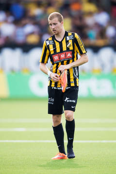 Häckens Simon Gustafson håller i sin sko