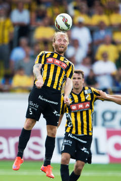 Häckens Emil Wahlström nickar bollen