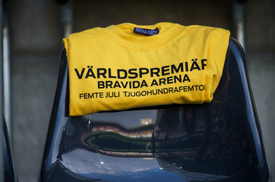 En tröja med texten "Världspremiär Bravida Arena"