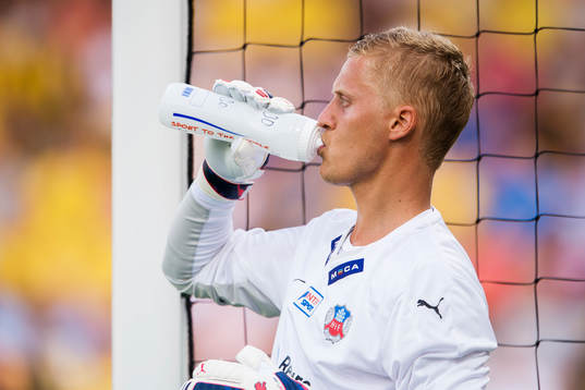 Helsingborgs målvakt Pär Hansson dricker vatten