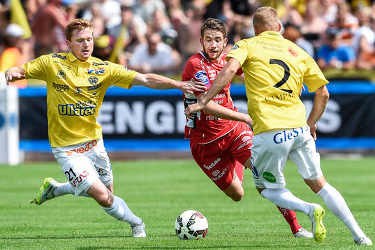 Elfsborgs Marcus Rohdén i kamp mot Falkenbergs Dan Keat