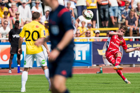 Elfsborgs Adam Lundqvist lägger en frispark