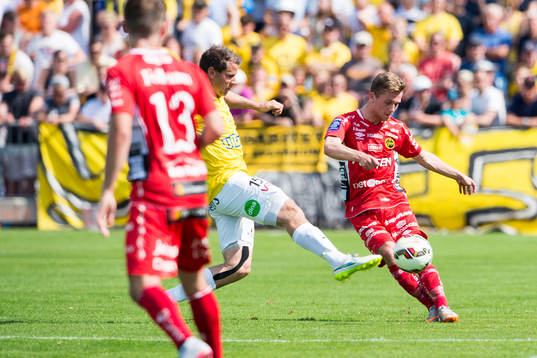 Elfsborgs Adam Lundqvist med Falkenbergs Stefan Rodevåg