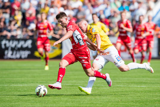 Elfsborgs Arber Zeneli och Falkenbergs Christoffer Carlsson