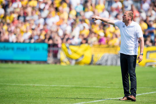 Elfsborgs manager Magnus Haglund  dirigerar från sidlinjen