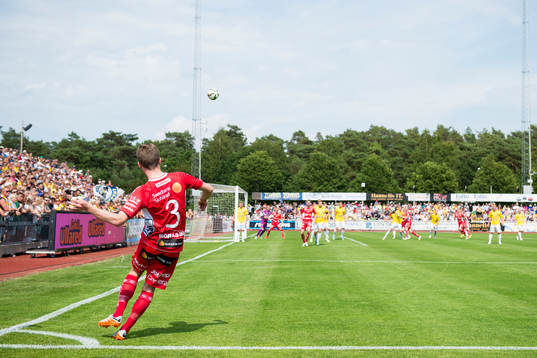Elfsborgs Adam Lundqvist lägger en hörna