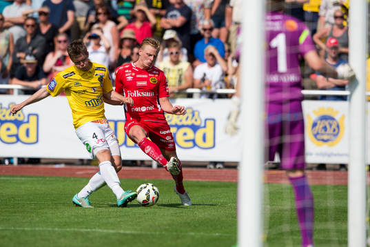 Kamp mellan Elfsborgs Per Frick och Falkenbergs Daniel