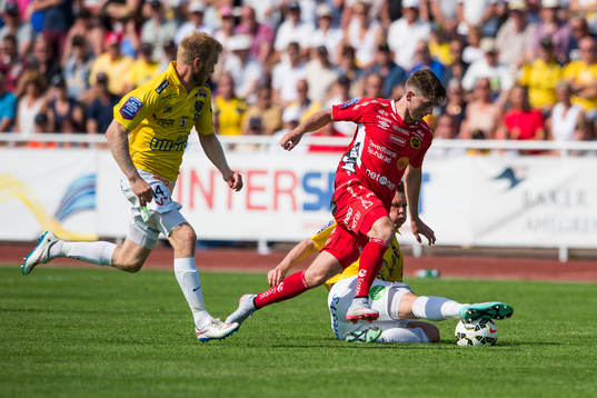 Elfsborgs Arber Zeneli stoppas av Falkenbergs försvar