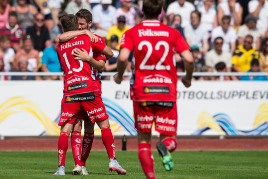 Elfsborgs Marcus Rohdén blir omkramad av Arber Zeneli