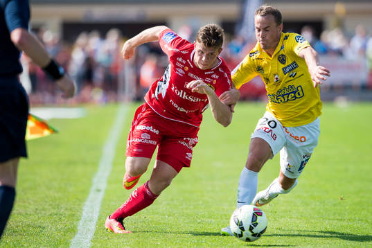 Elfsborgs Jesper Manns tar sig förbi Falkenbergs Carl Wede